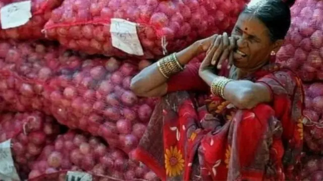 দুশ্চিন্তায় ডুবে আছেন একজন পেঁয়াজ-চাষি।