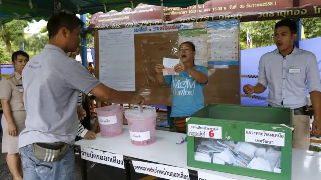 Bangkok'ta oy verme merkezinin görüntüsü