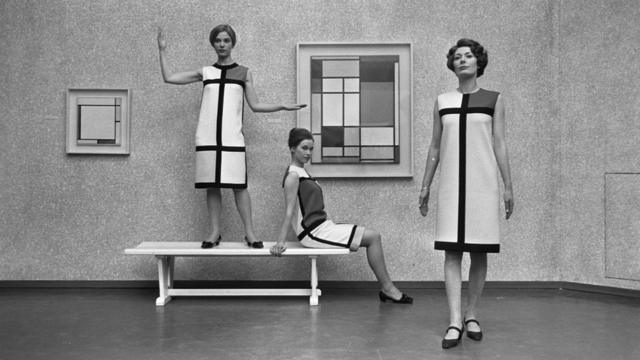 Modelos posam vestindo o Mondrian Dress, criação de Yves St. Laurent, em frente a quadros do artista no Museu Municipal de Haia, na Holanda, em 12 de janeiro de 1966