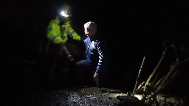 Rescate de una persona bloqueada por el aluvión de barro