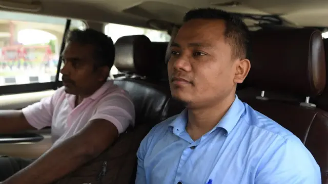 Dwimu Brahms (R) and Selvadhas Paul sit in a car at the India-Pakistan Wagah Border Post after their release from Pakistani authorities, 22 June