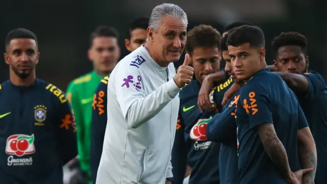 রিও ডি জেনিরোতে অনুশীলনের সময় ব্রাজিলের বিশ্বকাপ স্কোয়াডের সাথে কোচ টিটে, মে ২৫, ২০১৮