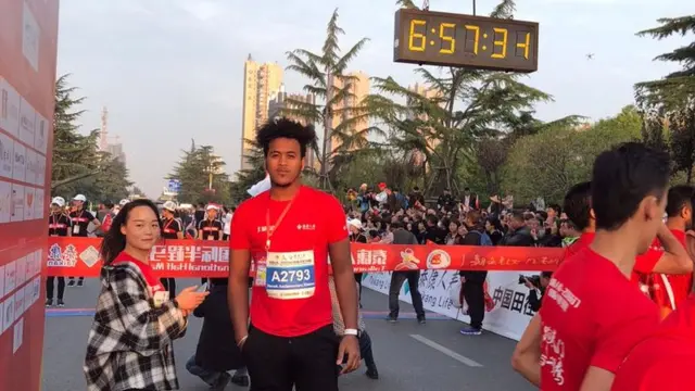 ሄኖክ በዉሃን የተማሪነት ሕይወቱ ከትምህርት ባሻገር የተለያዩ ስፖርቶች ላይ ይሳተፋል