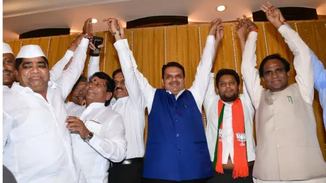 सुजय विखे-देवेंद्र फडणवीस