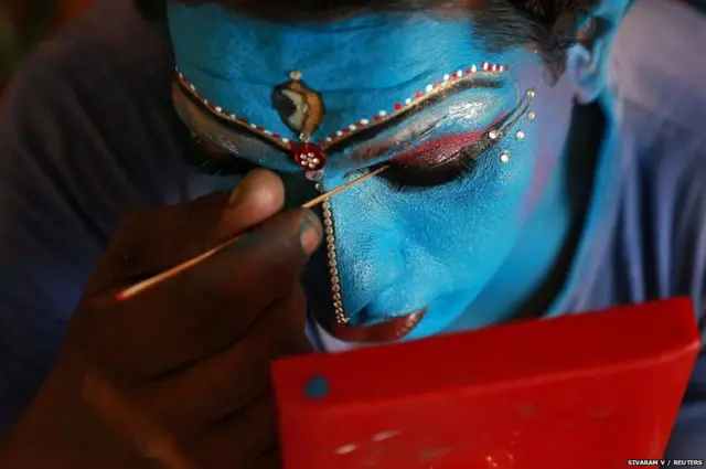 नवीन वर्षाच्या स्वागतासाठी केरळमधल्या कोचिन कार्निव्हल उत्सवात भाग घेण्यासाठी तयारी करत असलेला माणूस.