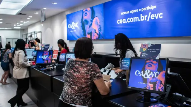 Imagem mostra funcionários e clientescash frenzy casino como ganhar dinheirobalcãocash frenzy casino como ganhar dinheiroatendimentocash frenzy casino como ganhar dinheirouma loja da C&A no Brasil