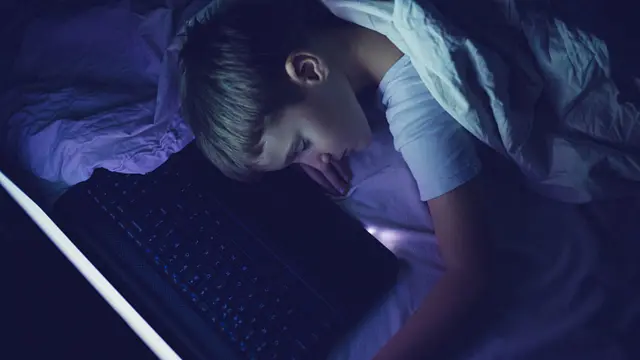 Ребенок и ноутбук