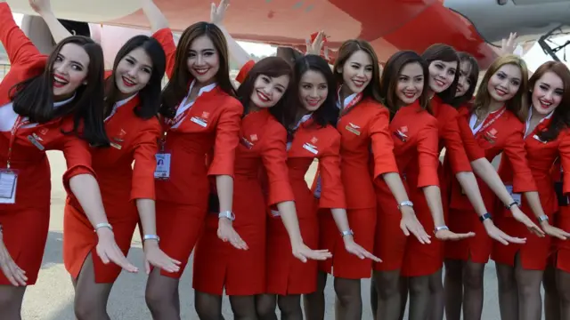 亚洲航空空服员紧身、露出腿部的制服被部份人士认为太过性感。