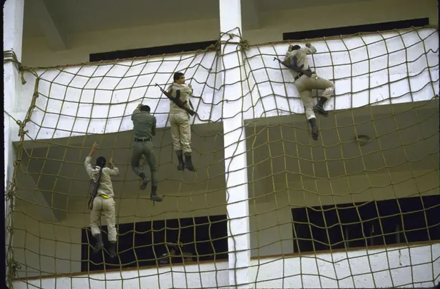 ثار خلاف بين مصر وبريطانيا أثناء حكم نظام مبارك بشأن حدود البرامج البريطانية لتدريب أفراد وزارة الداخلية المصرية على المهارات اللازمة لمكافحة الإرهاب.