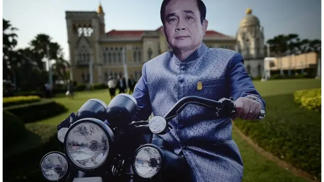 Trẻ em Thái Lan có thể đến Phủ Thủ tướng thăm các tấm hình to bằng người thật của nhà lãnh đạo lên cầm quyền sau cuộc đảo chính 2014.