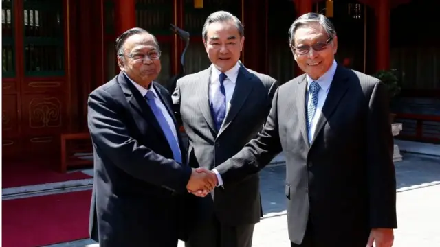 বাংলাদেশের পররাষ্ট্রমন্ত্রী আলী হাসান মাহমুদ আলীর সঙ্গে চীনা পররাষ্ট্রমন্ত্রী ওয়াং ই এবং মিয়ানমারের স্টেট কাউন্সিলর অং সান সুচির দফতরবিষয়ক মন্ত্রী কিয়াও তিন্ত সোয়ে।