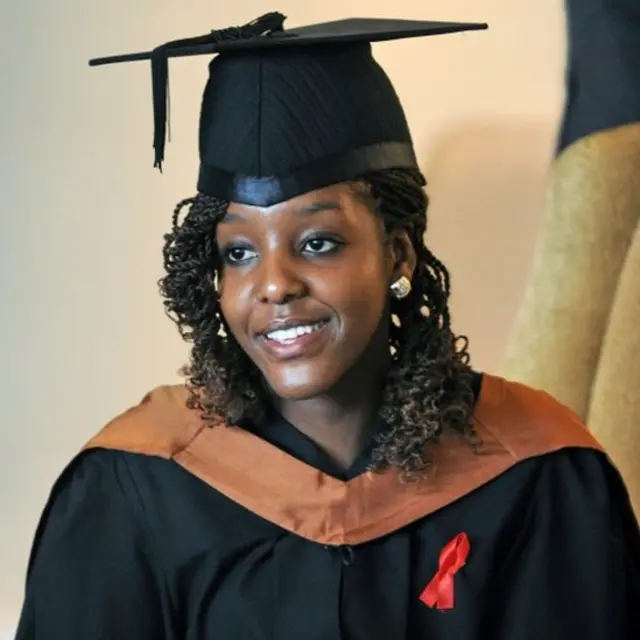 2013年11月16日，波娜·穆加贝从新加坡管理与发展学院-威尔士大学毕业，获得管理学硕士学位，专业是银行和金融