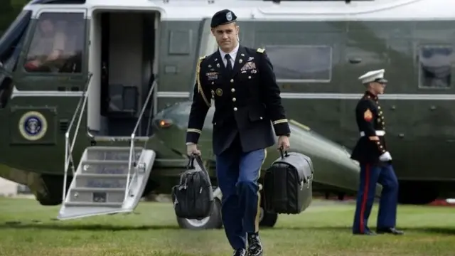 Sanduuqa ama boorsada lagu xafido Kaarka sirta uu madaxweynaha keli isticmaali karo oo hubka niyukiliyeerka lagu rido