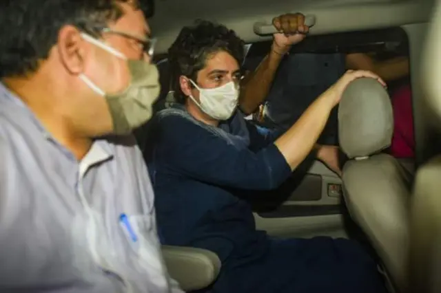 పోలీసుల అదుపులో ప్రియాంకా గాంధీ