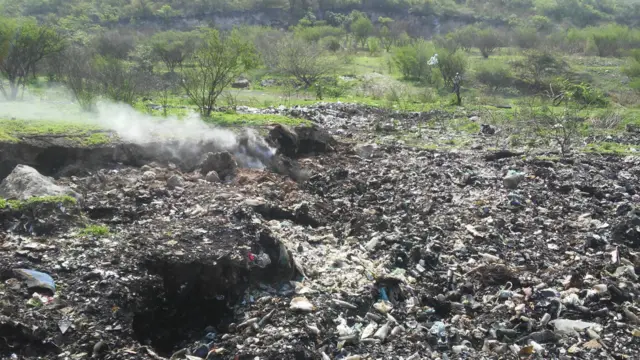 Humo que sale del basural.