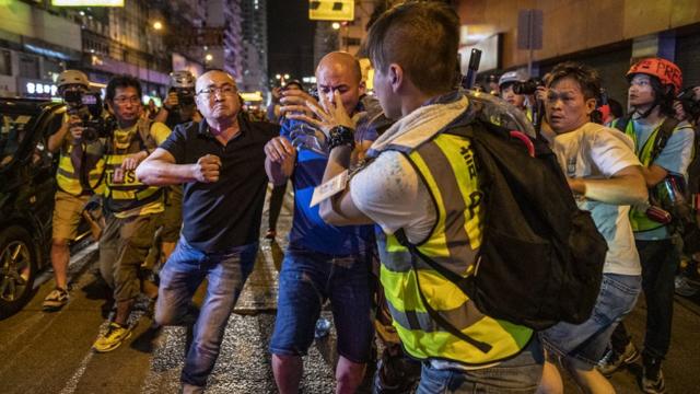 香港某警民冲突现场一批怀疑亲政府群众追打记者（15/9/2019）