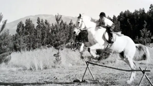 Harriet montando no cavalo dela, o Honest Joe