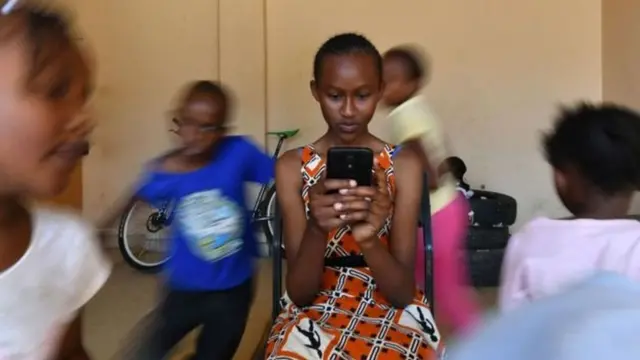 Un enfant timide peut être plus enclin à s'isoler dans une cour de récréation - et à se sentir plus à l'aise s'il est seul