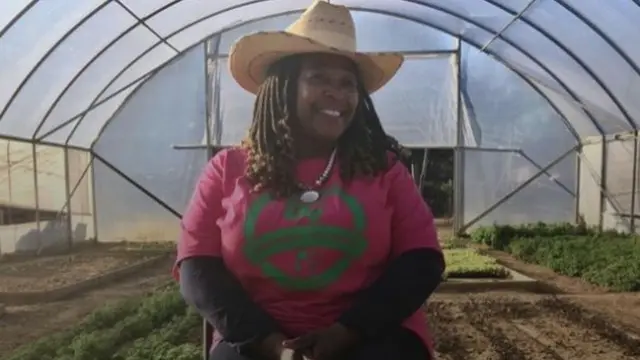 لزم على سيندي إيرز أن تكيف الأوضاع في مزرعتها لتسمح للزبائن بالقدوم بالسيارات لشراء المنتجات دون ترك السيارة