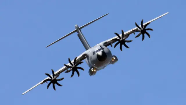 Un avion militaire Airbus A400 effectue une démonstration en vol le jour de l'ouverture du 52e Salon international de l'aéronautique et de l'espace de Paris au Bourget, le 19 juin 2019