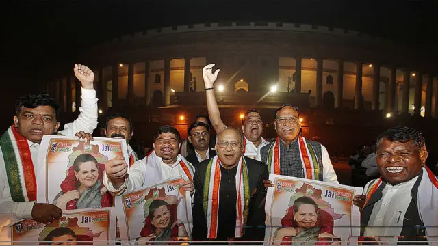 తెలంగాణ బిల్లు ఆమోదం పొందిన తర్వాత పార్లమెంటు భవనం బయట తెలంగాణ కాంగ్రెస్ ప్రాంత ఎంపీలు