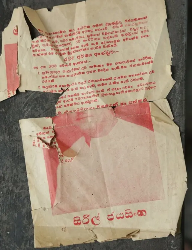 යසවතී මාතාවගේ ස්වාමි පුරුෂයා වූ සිරිල් ජයසිංහ ප්‍රබල වාමාංශික මත දැරූ දේශපාලන ක්‍රියාධරයෙකි.