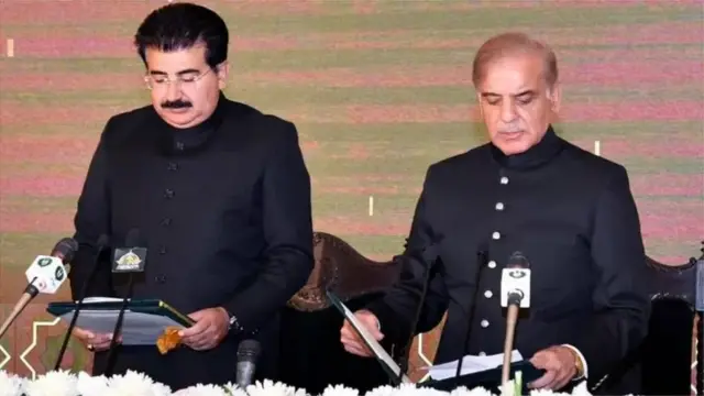 সিনেটের চেয়ারম্যান সাদিক সানজারানি নতুন প্রধানমন্ত্রী শাহবাজ শরিফকে শপথ পড়ান।