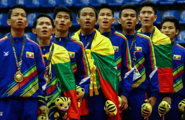 ၂၀၁၇ မလေးရှား ဆီးဂိမ်း ရိုးရာခြင်းလုံးမှာ ရွှေတံဆိပ်ရ မြန်မာအသင်း နိုင်ငံတော်သီချင်းသီဆိုနေစဥ်