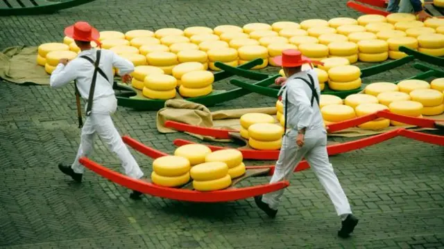 يعد سوق الجبن بمدينة ألكمار أعرق وأكبر أسواق الجبن في هولندا