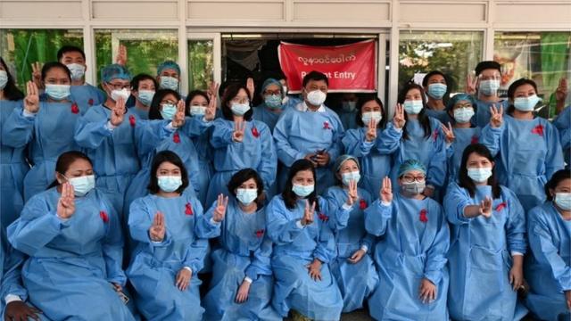 الطاقم الطبي في مستشفى يانغون العام يضعون شارة حمراء احتجاجا.