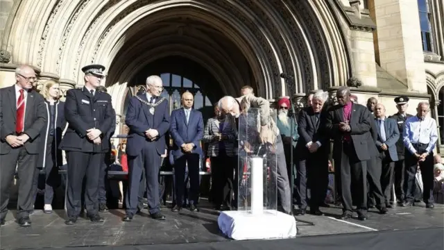 Tributo a las víctimas del ataque de Manchester frente a la catedral de la ciudad.