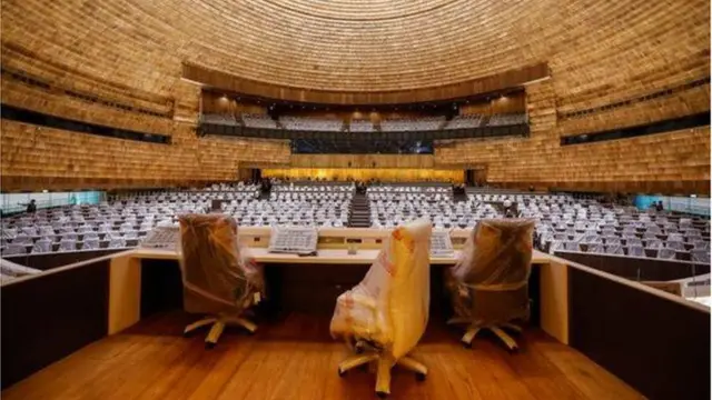 มุมมองจากบัลลังก์ประธานและรองประธานสภาภายในห้องประชุม "สุริยัน" ซึ่งมีเก้าอี้ 800 ที่นั่งเพื่อรองรับผู้ทรงเกียรติทั้งสองสภา พร้อมเปิดใช้งานครั้งแรกในสมัยประชุมนี้