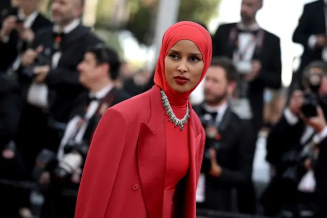 Yar ƙasar Somalia da Norway wato Rawdah Mohamed kenan ta isa wurin tantance fim ɗin "Mother And Son (Un Petit Frere)" a lokacin da ake gudanar da bikin fina-finai na 75 na Cannes Film Festival a kudacin Faransa a ranar 27 ga watan Mayun 2022.