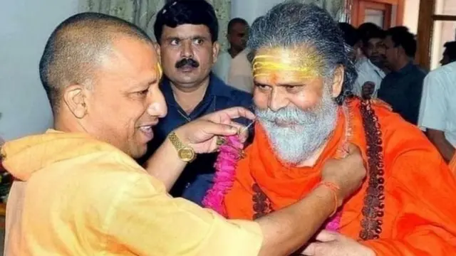 ઉત્તર પ્રદેશના મુખ્ય મંત્રી યોગી આદિત્યનાથ સાથે નરેન્દ્ર ગિરિ