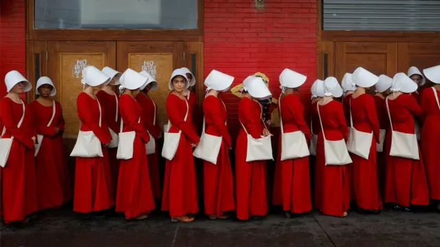 The Handmaid's Tale diziye de uyarlandı. Dizideki kadınların giydiği kıyafetleri giyen bir grup kadın, ABD'de sokakta yürürken