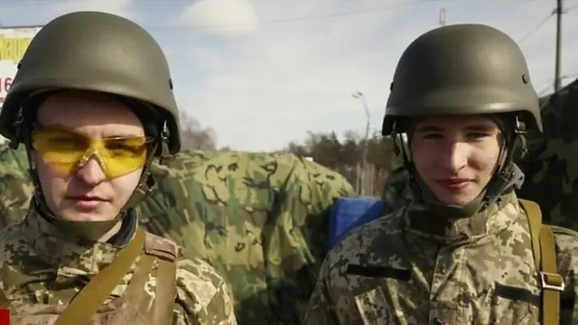 ইউক্রেনের কিশোর যোদ্ধারা।