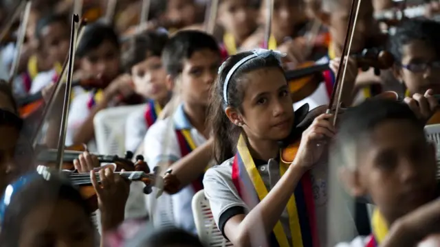 Niños con instrumentos musicales