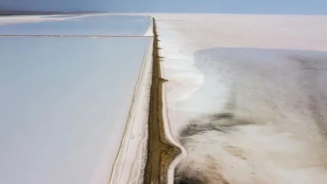 Lago com estrada