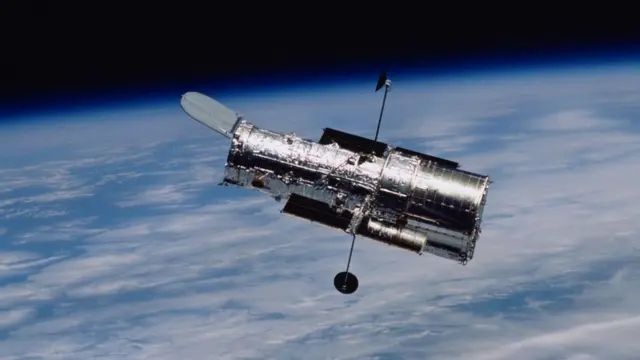 El Hubble lleva tres décadas orbitando la Tierra a más de 500 km de altitud. El telescopio es operado por la NASA con participación de la Agencia Espacial Europea.