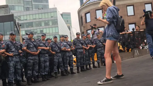 Сотрудники Росгвардии остановили шествие, выстроившись в цепочку