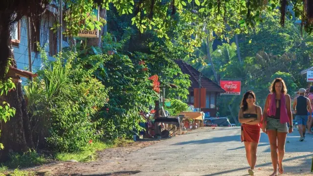 Dos mujeres caminando en una calle de Costa Rica.