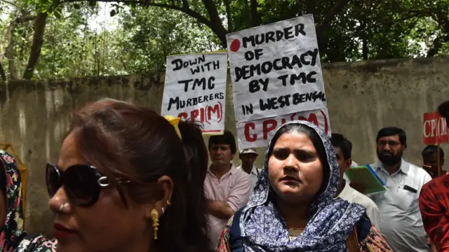 পশ্চিমবঙ্গে সহিংসতার প্রতিবাদ মে মাসের ১৭ তারিখে দিল্লির শিবাজী স্টেডিয়ামের সামনে সিপিএম সমর্থকদের বিক্ষোভ।