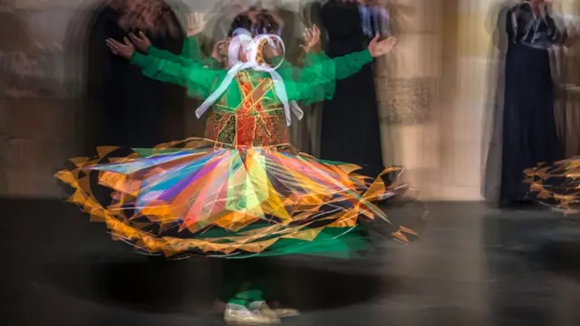 اس قسم کا رقص عموما صوفیانہ تقریبات میں پیش کیا جاتا ہے۔