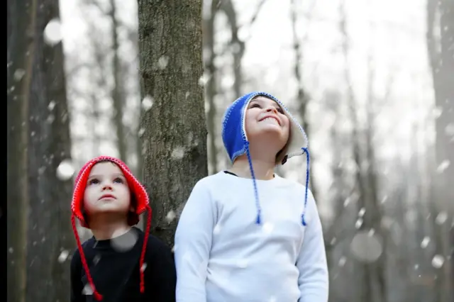 Dois irmãos, diagnosticados com autismo, na neve