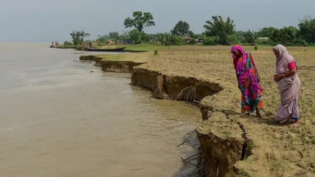 নদী ভাঙনের কারণে বাংলাদেশে জনগোষ্ঠীর জীবন ও কৃষি বিপর্যস্ত হয়ে পড়ছে