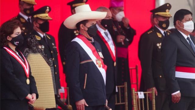 Pedro Castillo, flanqueado por otras autoridades en un acto en Lima.