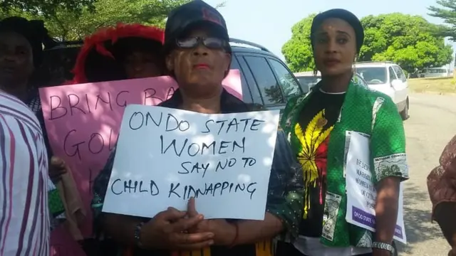 Aworan awon obinrin to n fehonu han lori Gold Kolawole