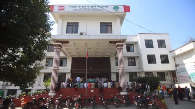 कांग्रेस पार्टी कार्यालयमा धर्ना