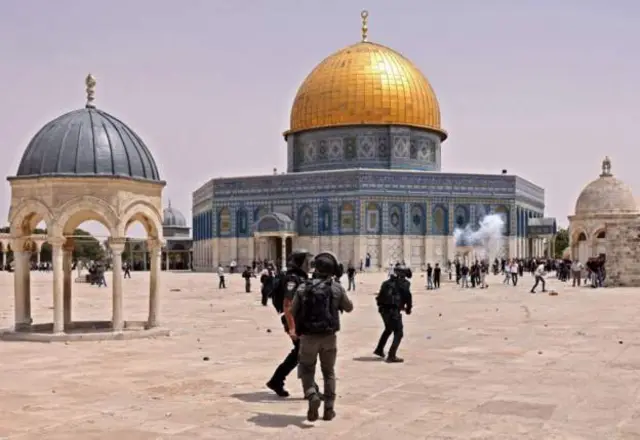 Polisi Israel dikerahkan ke Masjid al-Aqsa.