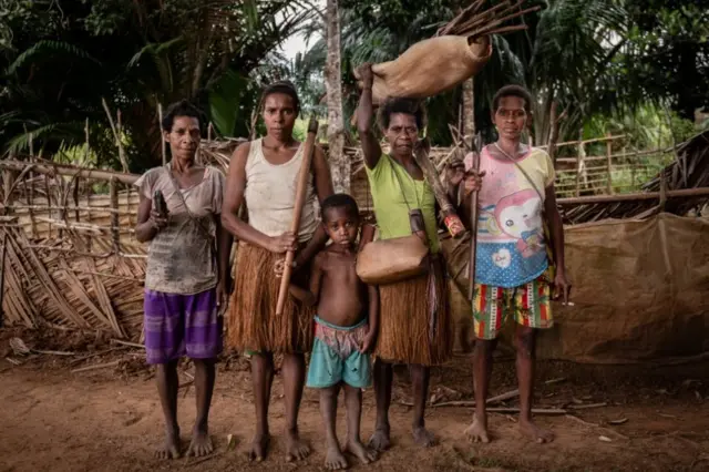 Perempuan suku Auyu di Boven Digoell, Papua